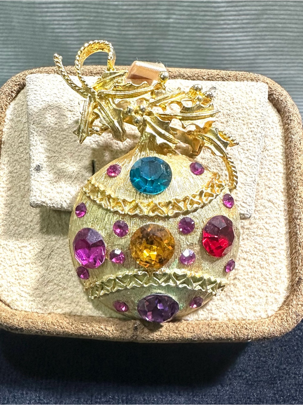 Vtg: Multicolored Glass Rhinestone X-Mas Accent Brooch
